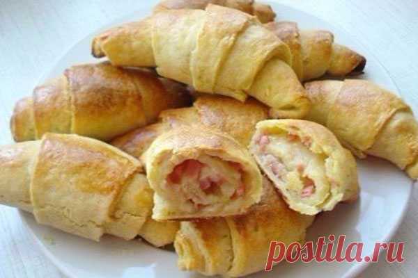 Картофельные рогалики

Очень вкусные закусочные картофельные рогалики с начинкой из колбасы и сыра