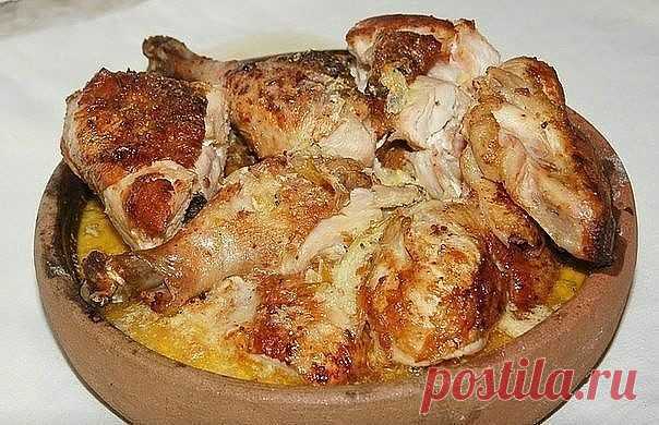 Чкмерули (грузинский рецепт очень вкусной курочки)

Татьяна Латышева.

Для приготовления чкмерули понадобится:
курица - 1 шт.;
чеснок - 5-7 зубчиков;
масло растительное для жарки курицы - 5 ст. л.;
масло сливочное для обжарки чеснока - 50 г;
молоко - 1 стакан;
грузинские специи (уцхо-сунели, аджика, кориандр и пр.) - по вкусу;
соль, перец - по вкусу.

Для чкмерули лучше брать молодую курочку или цыпленка. Курочку помыть, обработать, обрезав все лишнее. Распластать вдоль хр...