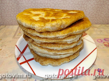 Лобиани - пирог с фасолью по-грузински. Рецепт с фото Лобиани - это грузинский пирог с начинкой из вареной фасоли. Название происходит от грузинского слова лобио - фасоль. Как правило, тесто для пирога замешивают на мацони или кефире, но есть рецепты лобиани из дрожжевого теста. Начинку для пирога делают из вареной или консервированной фасоли с добавлением жареного лука и пряностей. Пирог получается вкусным и сытным. Его удобно брать на пикник или для перекуса. 

