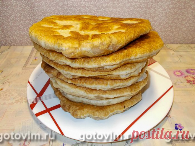 Лобиани - пирог с фасолью по-грузински. Рецепт с фото Лобиани - это грузинский пирог с начинкой из вареной фасоли. Название происходит от грузинского слова лобио - фасоль. Как правило, тесто для пирога замешивают на мацони или кефире, но есть рецепты лобиани из дрожжевого теста. Начинку для пирога делают из вареной или консервированной фасоли с добавлением жареного лука и пряностей. Пирог получается вкусным и сытным. Его удобно брать на пикник или для перекуса. 

