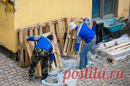 Жители российского города начали ходить по поддонам из-за разлива нечистот. В Энгельсе из-за аварии на центральном коллекторе фекалиями затопило несколько подъездов. Аварию не могут устранить со вторника, 26 марта. Администрация города проложила к затопленным подъездам на улице Василевского поддоны, чтобы жильцам было удобнее выходить из дома и заходить в него.