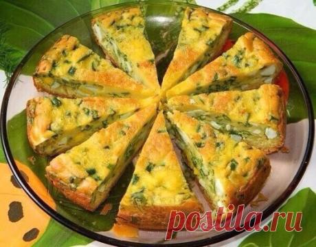 Быстрый Пирог с яйцами и зеленым луком 
В сезон свежей зелени предлагаю приготовить не только вкусный, но и полезный пирог с зеленым луком и яйцами. Очень вкусно его подавать вместо хлеба к первым блюдам.
Для приготовления пирога с яйцами и зеленым луком потребуется:
Для теста:
4 яйца
соль по вкусу
7 ст. л. муки
1/3 ч. л. соды
200 г сметаны
1 ст. л. майонеза.
Для начинки:
6 вареных яиц
большой пучок лука
соль.
Яйца взбить с солью. Добавить сметану и майонез. Перемешать.Добавить соду и муку. За