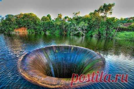 Дыра Славы (Glory Hole) жутковатое, но тем не менее очень красивое и притягательное зрелище создается при сбросе воды с огромной скоростью в гигантскую воронку высотой в 21 м. Такой необычный гидрослив расположен на озере Берриесса на плотине Монтичелло. Вода начинает стекать в эту огромную трубу, когда объем  становится выше определенной отметки. Труба имеет конусную форму: на входе диаметр составляет 21,6 м, а книзу сужается до 8,4 м.
•••