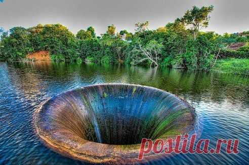 Дыра Славы (Glory Hole) жутковатое, но тем не менее очень красивое и притягательное зрелище создается при сбросе воды с огромной скоростью в гигантскую воронку высотой в 21 м. Такой необычный гидрослив расположен на озере Берриесса на плотине Монтичелло. Вода начинает стекать в эту огромную трубу, когда объем  становится выше определенной отметки. Труба имеет конусную форму: на входе диаметр составляет 21,6 м, а книзу сужается до 8,4 м.
•••