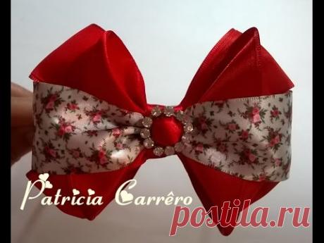 Laço de fita vermelha com fita floral