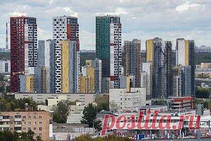 Россиян начнут штрафовать за обшивку и остекление балкона. Согласно приказу Министерства строительства и жилищно-коммунального хозяйства, за самовольную обшивку или остекление балкона, в России будут предусмотрены штрафы. В ведомстве пояснили, что подобные изменения входят технический паспорт здания, как элемент оформления фасада.