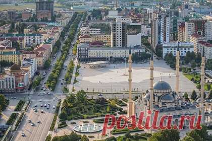 Кадыров пообещал наказывать за придирки к туристам в Чечне. Глава Чечни Рамзан Кадыров заступился за туристов, приезжающих в республику, и пообещал наказывать местных жителей за придирки к приезжим из-за внешнего вида и поведения. По словам Кадырова, он не видел в Чечне ни одного туриста, который был бы неподобающе одет. Он также оправдал держащихся за руки людей.