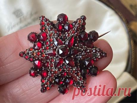 Антикварная брошь звезда в викторианском стиле с гранатом купить в интернет-магазине Ярмарка Мастеров по цене 29910 ₽ – WVR6ORU, Брошь-булавка, Стамбул - доставка по России Антикварная брошь звезда в викторианском стиле с гранатом в наличии в интернет-магазине на Ярмарке Мастеров - 55229280. Брошь-булавка от Jewelry chic. Размер: Диаметр: 3 см
Вес: 6,21 г. Материал: латунь, натуральные гранаты, натуральные камни. Гарантированная доставка по всей России. Отзывы реальных покупателей и фото