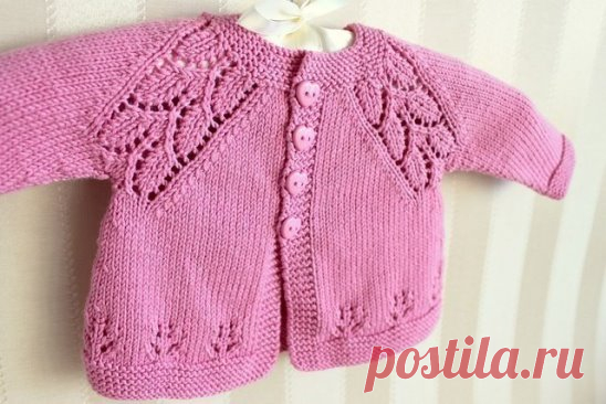 КОФТОЧКА   РЕГЛАНОМ  
 
Кофточка-жакетик
 для самых маленьких связана спицами, украшена ажурными рисунками по 
низу изделия, напоминающими цветочки, а по регланным линиям — узор из 
листиков. Модель подходит как девочкам, так и мальчикам, в зависимости 
от выбранного цвета пряжи и пуговок.
 
 
Размер: 3 мес., полнота 50.
Понадобится:
110 г. мериносовой пряжи (в модели использована пряжа Dream in Color Smooshy 411,5 м. в 110 г.)
круговые спицы № 3,5
маркеры петель
пуговки (4)
Плотность:
6 пет