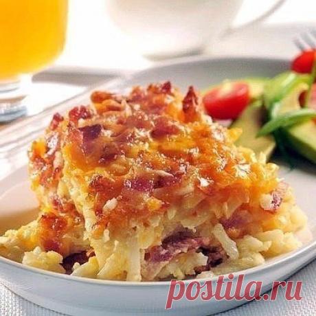 Очень вкусная находка!
Выкладываем слоями тёртый картофель, лук, бекон (можно заменить ветчиной или мясом), сыр. Повторяем слои. Заливаем соусом из яиц и молока со специями и запекаем около часа при 180 градусах.