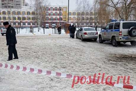 Двоих пострадавших при стрельбе в брянской гимназии подростков ввели в кому. Врачи ввели в медикаментозную кому двоих из пяти подростков, пострадавших во время стрельбы в брянской гимназии. Одному из школьников картечь попала в левое предплечье, бедро, колено и грудную клетку. У второго мальчика диагностировали ранения селезенки, спины, поясницы и левого плеча.