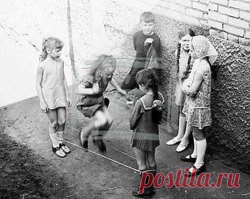 Слава богу, что интернет появился так поздно))) у меня хоть детство было)))