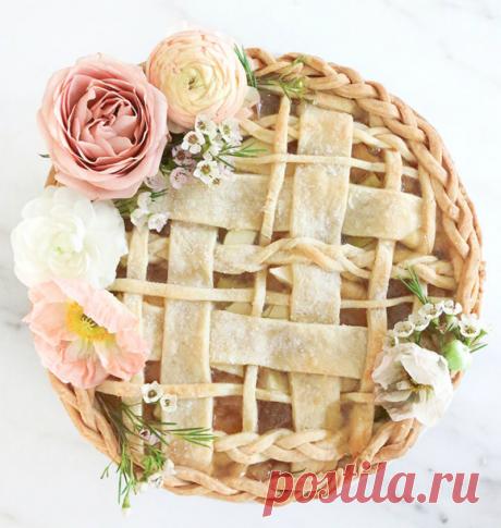 То, что эта женщина делает с тестом, словами не описать...Повар высшей категории.