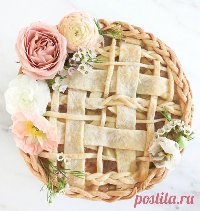 То, что эта женщина делает с тестом, словами не описать...Повар высшей категории.