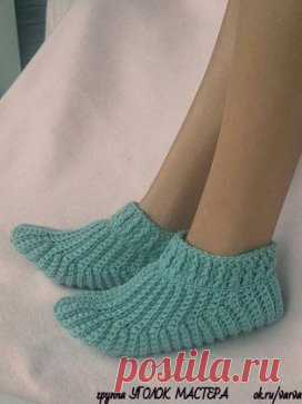 Женские носочки-тапочки, вязанные крючком.
Размер в готовом виде: указания даны для стопы длиной 8 дюймов [около 20,5 см] - размер 1. В круглых скобках ( ) приводятся данные для стопы длиной 9 и 10 дюймов [23 см и 25,5 см] - размеры 2 и 3. 
Материалы: основная пряжа темно-зеленого цвета, небольшое количество пряжи св.-зеленого и янтарного (золотистого) цвета: игла для сшивания трикотаж, изделий: крючок размером 3,75 (или 4 мм) и 5,00 мм. 
Плотность вязания: Крючок 3,75 мм и нить в 2 сложения:
