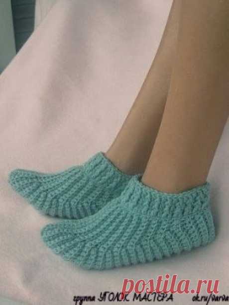 Женские носочки-тапочки, вязанные крючком.
Размер в готовом виде: указания даны для стопы длиной 8 дюймов [около 20,5 см] - размер 1. В круглых скобках ( ) приводятся данные для стопы длиной 9 и 10 дюймов [23 см и 25,5 см] - размеры 2 и 3. 
Материалы: основная пряжа темно-зеленого цвета, небольшое количество пряжи св.-зеленого и янтарного (золотистого) цвета: игла для сшивания трикотаж, изделий: крючок размером 3,75 (или 4 мм) и 5,00 мм. 
Плотность вязания: Крючок 3,75 мм и нить в 2 сложения: