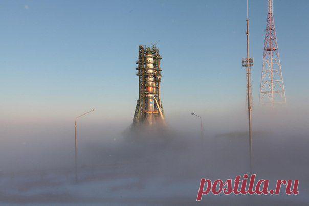 Прогресс на старте купается в утреннем тумане Байконура / Интересный космос
