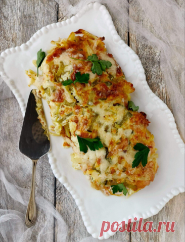Вкусная рыба под шубой.
Шуба довольно оригинальная) а рыбное филе можно взять любое, главное тщательно убрать косточки. 
Понадобится 
Филе рыбы ( у меня кета ) - 2 шт, около 1 кг
Соль, перец
Лимонный сок - 1 ст.л.
Лук репка - 2 шт крупных или 3 средних луковиц
Картофель 5 шт
Масло растительное

Майонез - 3 ст.л.
Сметана - 3 ст.л.
Горчица ( у меня французская) - 1, 2 ч.л.
 Огурцы маринованные - 2 шт, у меня пикули
Сыр твёрдый - 100 гр

Филе выложить в форму, посыпать солью,...