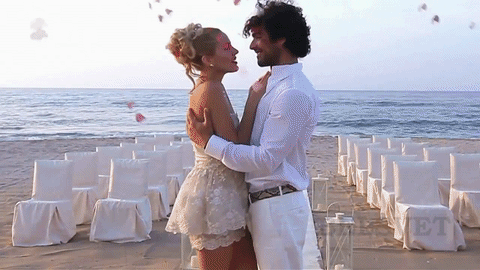 Любовь для нас - небес касанье..