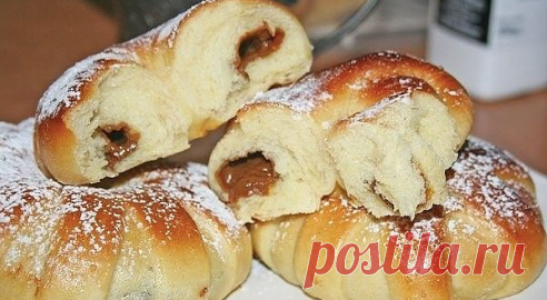 БУЛОЧКИ С ВАРЁНОЙ СГУЩЁНКОЙ   количество 12-15 штук 
Тесто: 450 гр. пшеничной муки 5 гр. сухих дрожжей 100 мл. молока 180 мл. кефира 80 гр. сахара 1/2 ч.л. соли 70 гр. сливочного масла 1 куриное яйцо ванилный сахар 
1 банка варёного сгущённого молока(молоко остается,используется чуть больше половины) 1 куриное яйцо для смазывания булочек сахарная пудра у меня что-то похожее на вареную сгущенку, здесь называется dulce de leche варят из молока и вкус получается похож на варе...