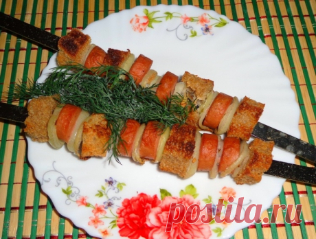 Шашлык из сосисок, хлеба и маринованного лука - Простые рецепты Овкусе.ру