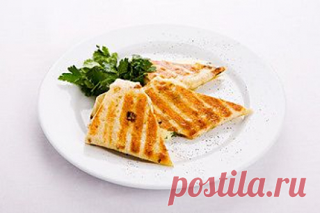 Простой рецепт быстрого перекуса с сулугуни - Закуски из лаваша . 1001 ЕДА вкусные рецепты с фото!
