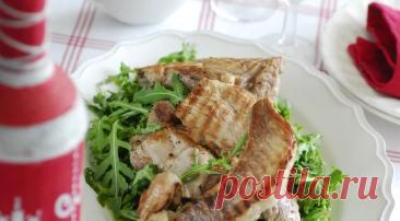 Запечённый свиной окорок с соусом из цветной капусты и миндаля, зелёным салатом и ароматным базиликом.