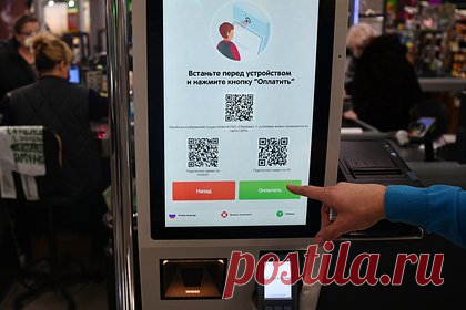 Юрист предупредил россиян о схеме обмана на кассах самообслуживания. Некоторые граждане используют кассы самообслуживания для хищения товаров. Об этом рассказал заслуженный юрист России Иван Соловьев. «Они подходят к терминалу, считывают специальным устройством штрих-коды товаров, а затем имитируют оплату картой и покидают магазин», — отметил Соловьев.