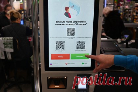 Юрист предупредил россиян о схеме обмана на кассах самообслуживания. Некоторые граждане используют кассы самообслуживания для хищения товаров. Об этом рассказал заслуженный юрист России Иван Соловьев. «Они подходят к терминалу, считывают специальным устройством штрих-коды товаров, а затем имитируют оплату картой и покидают магазин», — отметил Соловьев.