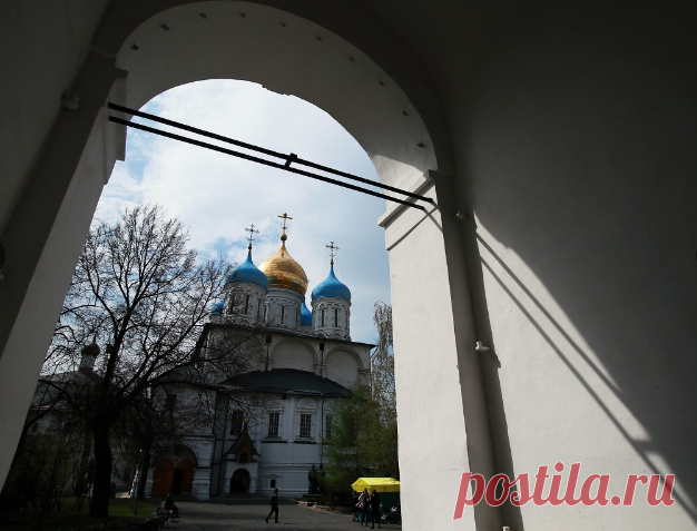 © Приход Новоспасского монастыря – один из самых больших в Москве, во время праздничных богослужений здесь причащается более тысячи человек. На фото: © Преображенский собор. Подробнее на ТАСС: http://tass.ru/spec/novospassky  |  Новоспасский монастырь - усыпальница Романовых - православные монастыри в Москве