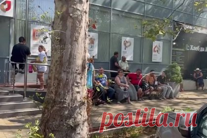 В Сочи россиян попросили выйти из здания МФЦ во время налета беспилотников