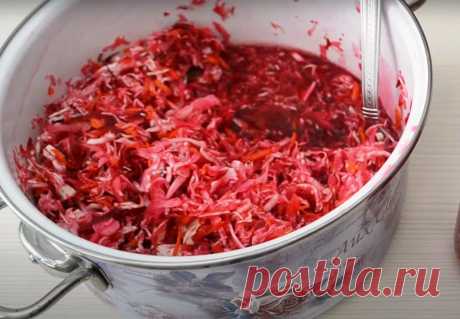 Маринованная капуста со свеклой в банках. Стоит всю зиму: готовлю всегда с запасом Маринованная капуста со свеклой — это не только яркое и красивое блюдо, но и настоящий кладезь вкусовых и питательных свойств, соединяющее в себе богатство свежих овощей и уникальность ферментации. Это традиционное блюдо стало популярным благодаря своим полезным качествам и великолепному вкусу, который удачно сочетает кисло-сладкие ноты капусты и землистую сладость свеклы. Приготовление маринованной капусты со […]