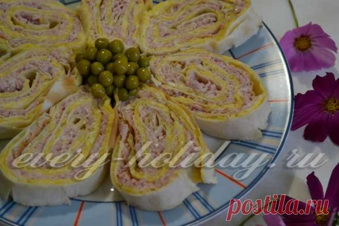 Рулет из лаваша с сыром и ветчиной