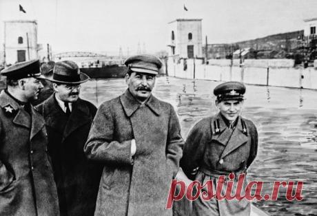 «Красная симфония»: что стало поводом для сталинских репрессий | Чёрт побери В 1952 году испанское издательство NOS выпустило в свет книгу некоего Иосифа Ландовского Sinfonia en Rojo Mayor («Красная симфония»). Некоторые исследователи считают, что в ней раскрывается подоплека революции и сталинского террора. Загадка Раковского В послесловии к книге говорится, что рукопись в виде нескольких тетрадей была найдена в годы Великой Отечественной войны в избе под Ленинградом испа...