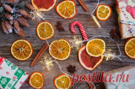 Как засушить апельсины для декора: 8 простых способов - в духовке, на батарее, в микроволновке Чтобы аккуратные колечки апельсина для декора остались в целости и сохранности, их надо правильно засушить. Рассказываем, как!