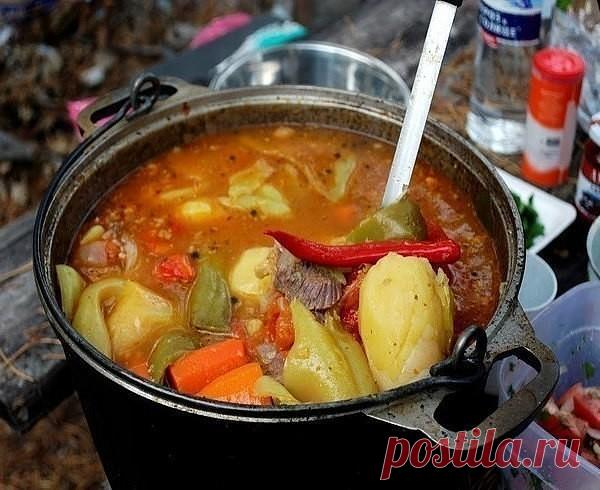 Шурпа 
Итак, по многочисленным просьбам, выкладываю рецепт шурпы. Как это делаю я. 
Рука уже немного набита на этом блюде, часто делаю дома. Как многие говорят и пишут – очень понравилась.
По способу приготовления различают два вида шурпы: ковурма (из предварительно обжаренного мяса) и кайнатма (начинается с классической выварки мяса на бульон). 
Сейчас я опишу ковурма-шурпу, которую готовил на озере. Мне она больше нравится. 
Что нам понадобится: 
Баранина. Только баранин...