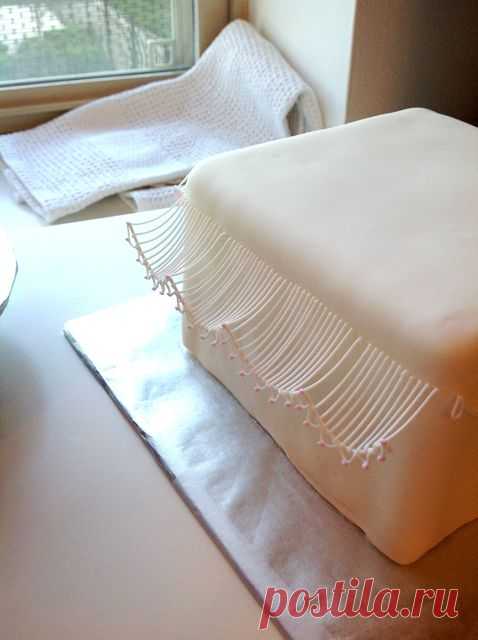 Australian string work Mini Tutorial   Today i’m posting a mini Australian string work  tutorial. I took this class at the Wilton School with Barbara Evans (Xtreme Stringwork). She is a great teacher and  Award winning deco…