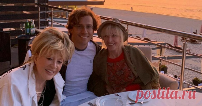 Пугачева с новой прической пришла на ужин к Вайкуле Звезды уже несколько недель отдыхают в Юрмале.