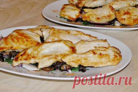 Куриная грудка с луком и грибами