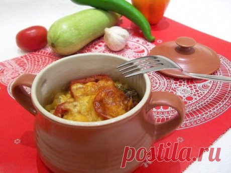 Мясо с овощами в горшочках.
Ингредиенты: 
Мясо говядина — 400 г 
Картофель — 8 шт. 
Болгарский перец крупный — 1 шт. 
Репчатый лук средний — 2 шт. 
Сыр колбасный — 250 г 
Соль, перец черный молотый по вкусу 
Приготовление: 
1. Возьмем 4 горшочка из тех, какие у вас есть в наличии, у меня вот такие. 
2. Говядину моем, нарезаем на маленькие кусочки. Кладем на дно горшочков. Добавляем молотый черный перец по вкусу. 
3. Репчатый лук рубим мелко, закрываем мясо. 
4. Болгарский перец нарезаем на м