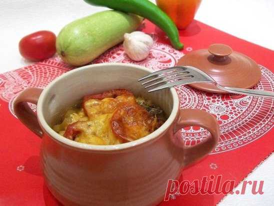 Мясо с овощами в горшочках.
Ингредиенты: 
Мясо говядина — 400 г 
Картофель — 8 шт. 
Болгарский перец крупный — 1 шт. 
Репчатый лук средний — 2 шт. 
Сыр колбасный — 250 г 
Соль, перец черный молотый по вкусу 
Приготовление: 
1. Возьмем 4 горшочка из тех, какие у вас есть в наличии, у меня вот такие. 
2. Говядину моем, нарезаем на маленькие кусочки. Кладем на дно горшочков. Добавляем молотый черный перец по вкусу. 
3. Репчатый лук рубим мелко, закрываем мясо. 
4. Болгарский перец нарезаем на м
