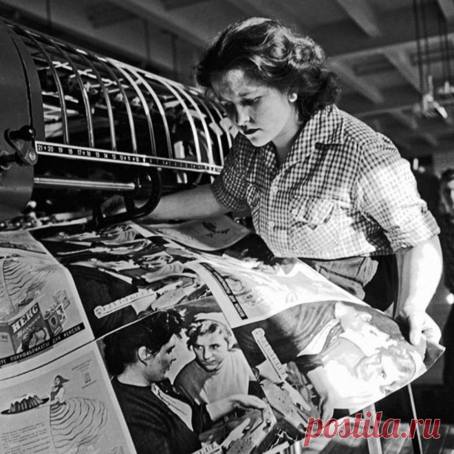 Приёмщица-контролёр типографии газеты «Правда24 ноября 1959 год
Именно в СССР под соусом "права на труд" женщина стала ОБЯЗАНА работать, причём часто на физически тяжелых и вредных работах