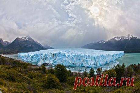 Глобальное потепление.
С 1905 года температура на планете выросла на 0,86 °C, что является существенным изменением. Если количество выбросов парниковых газов не уменьшится, то в 2040 году температура может увеличиться на 2 °C, а к 2100 году — на 4 °C или 5 °C, что фактически изменит всю климатическую систему Земли.