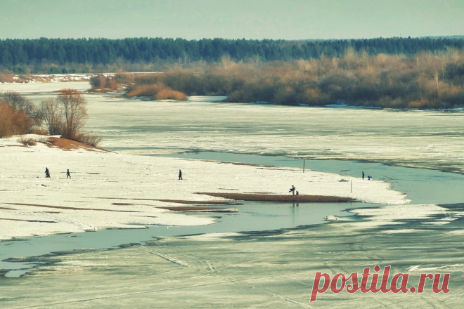 На Вятке начался ледоход
На реке Вятке в районе Вятских Полян начался ледоход. По информации кировского ЦГМС, на северо-востоке Кировской области реки всё ещё сохраняют зимний режим, как и река Пижма. На льду появляются полыньи и закраины. На реке Кобре лёд тает на месте, на Чепце, Великой и в верховьях Моломы идёт подвижка. На реках Юге, Вое, Большой Кокшаге, […]
Читай дальше на сайте. Жми подробнее ➡