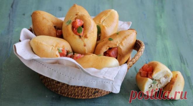 Расстегаи с рыбой Ингредиенты:Филе свежей лососевой рыбы (лучше омуль) — 400 гМасло сливочное — 30 г Укроп — 2-3 веточки Соль, свежемолотый черный перец — по вкусуЛососевая рыба слабой соли (лучше лосось) — 200 гЛук репчатый (крупный) — 2 шт.Тесто дрожжевое...