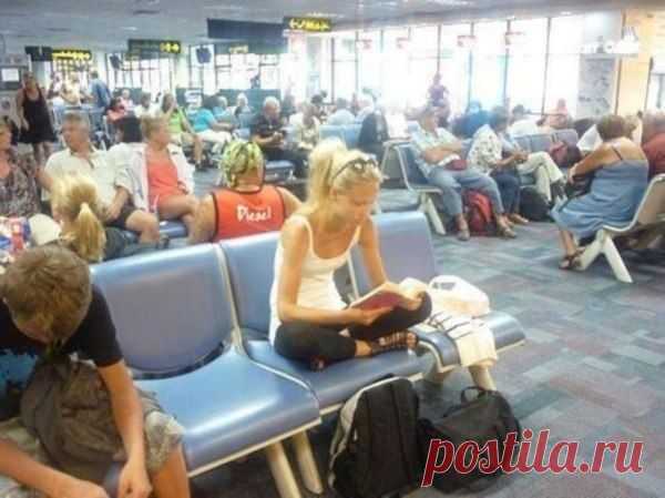 Девушка ожидала свой рейс в большом аэропорту