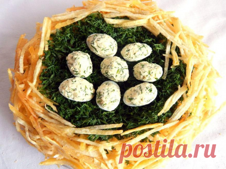 Классический салат Гнездо глухаря, яркое и вкусное блюдо на праздничный стол