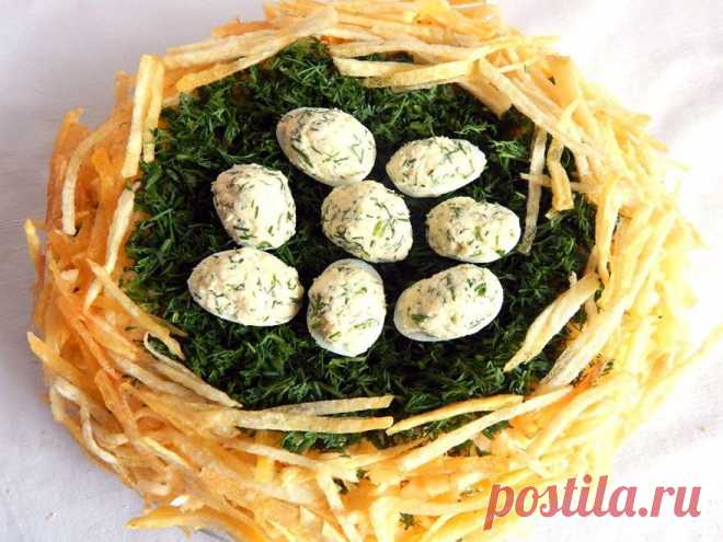 Классический салат Гнездо глухаря, яркое и вкусное блюдо на праздничный стол