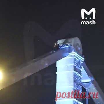 Двое молодых людей забрались на опору Крымского моста в Москве и попали на видео. Двое молодых людей забрались на опору Крымского моста в Москве. Мужчины обнялись, а после спустились по перекладине на землю. «Некоторым парам очень сложно восстановить сожженные мосты. Но у этих московских парней — все в порядке», — иронически отмечают авторы канала.
