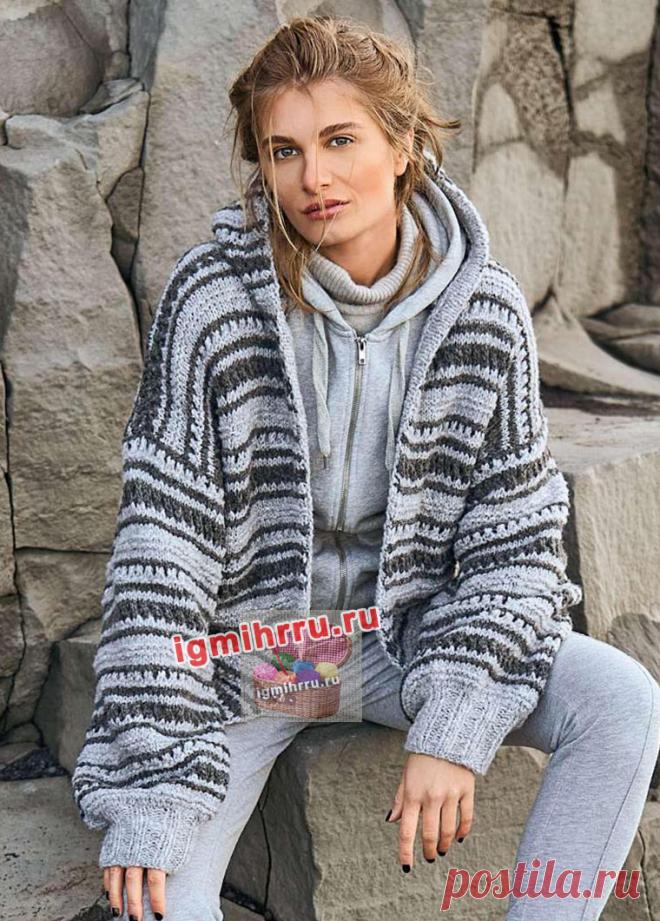 Полосатый теплый жакет с капюшоном. Вязание спицами со схемами и описанием